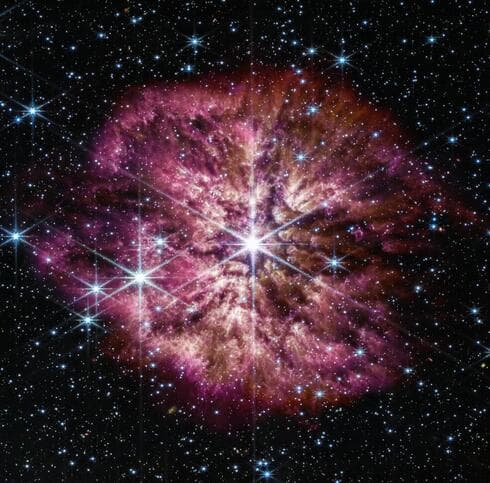 Wolf-Rayet 124 vista desde el telescopio James Webb. 