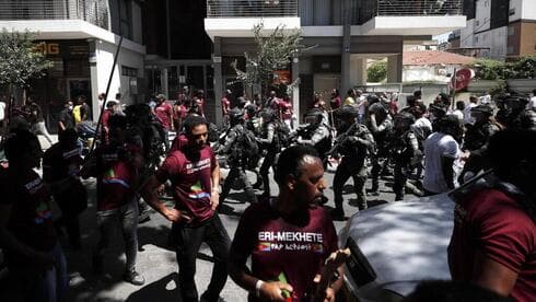 Policías se enfrentan a manifestantes eritreos en Tel Aviv. 