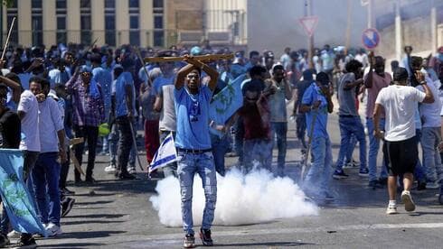 Solicitantes de asilo eritreos se enfrentaron con la policía israelí. 