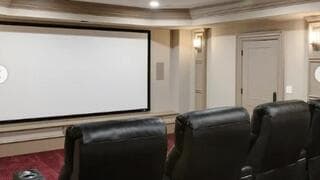 La sala de cine, una de las habitaciones de recreación que tendrá el embajador de Israel en Estados Unidos y su familia.