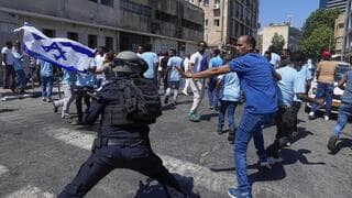 Fuerzas policiales en los disturbios de Tel Aviv.