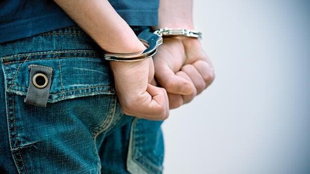La policía chipriota detuvo a seis jóvenes israelíes de 19 y 20 años sospechosos de violar a una británica de 20 años en un hotel de Ayia Napa. (Shutterstock) La policía chipriota detuvo a seis jóvenes israelíes de 19 y 20 años sospechosos de violar a una británica de 20 años en un hotel de Ayia Napa.