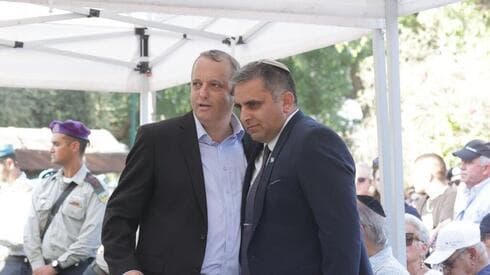 El ministro Ofir Sofer durante el funeral.