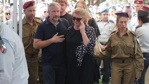 Los padres del soldado solitario asesinado Maxim Mulchanov llegaron de Ucrania para asistir a su funeral. (Moti Kimchi) Los padres del soldado solitario asesinado Maxim Mulchanov llegaron de Ucrania para asistir a su funeral.