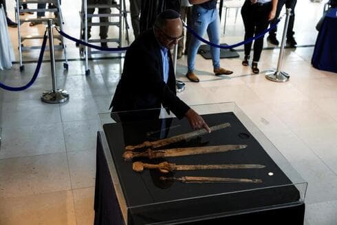 Espadas de la época romana descubiertas en el desierto de Judea expuestas en Jerusalem.