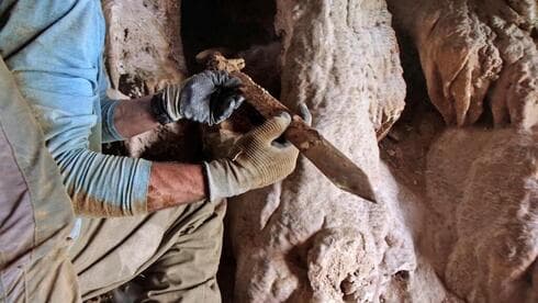 Espadas de la época romana descubiertas en el desierto de Judea expuestas en Jerusalem.