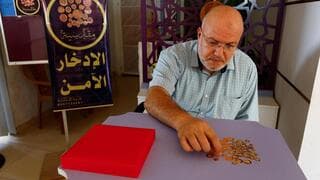 Ahmed Hamdan ofrece monedas de oro a residentes de bajos ingresos de la Franja de Gaza.