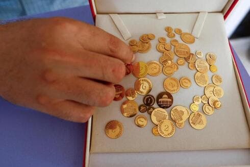 Ahmed Hamdan ofrece monedas de oro a residentes de bajos ingresos de la Franja de Gaza. (Reuters) Ahmed Hamdan ofrece monedas de oro a residentes de bajos ingresos de la Franja de Gaza.