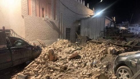 Calles destruidas y repletas de escombros, el panorama tras el terremoto. 