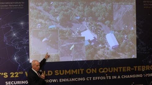 Gallant expuso el nuevo aeropuerto iraní con fines terroristas, a 20 km de Israel. (Moti Kimchi) Gallant expuso el nuevo aeropuerto iraní con fines terroristas, a 20 km de Israel.