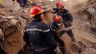 Los equipos de búsqueda y rescate buscan supervivientes del terremoto de Marruecos.