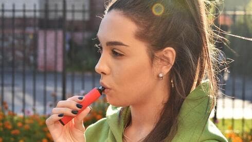 Cada vez más jóvenes se vuelcan por los cigarrillos electrónicos. 