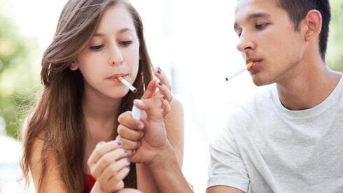 Adolescentes fumando.