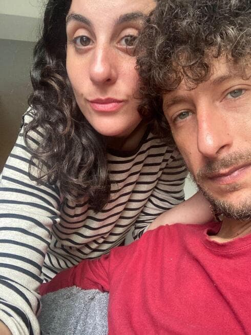 Omer Moskovich junto a su pareja.