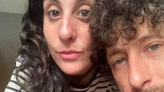 Omer Moskovich junto a su pareja.