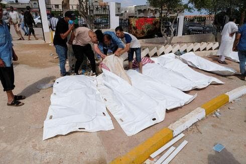 En un hospital de Libia, decenas de muertos fueron tapados con mantas y tendidos en el suelo. (Reuters) Imágenes de la inundación en Libia.