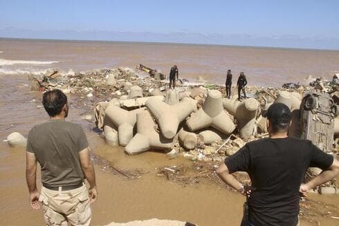 Rescatistas continúan la búsqueda de cadáveres en el agua y bajo los escombros. 