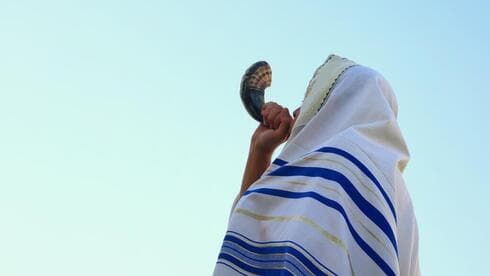 Judío soplando el shofar. 