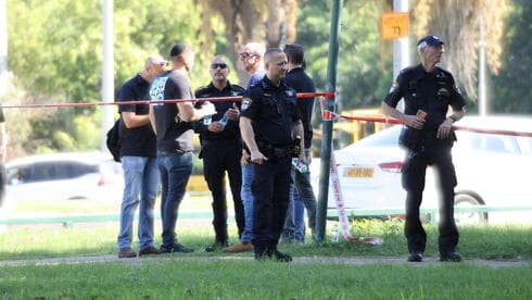 Agentes policiales en el lugar de la explosión, en el Parque Yarkon, Tel Aviv. 