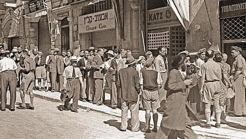 Cola de cigarrillos en la Jerusalem sitiada durante la Guerra de Independencia, 1948. (Edgar Hirshbein) Cola de cigarrillos en la Jerusalem sitiada durante la Guerra de Independencia, 1948.