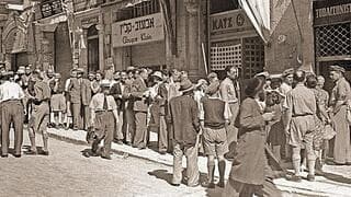 Cola de cigarrillos en la Jerusalem sitiada durante la Guerra de Independencia, 1948.