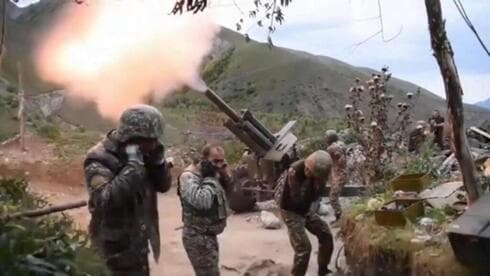 Archivo. Soldados armenios disparan contra fuerzas militares azerbaiyanas en el frente de la región de Nagorno-Karabaj. (EPA) Archivo. Soldados armenios disparan contra fuerzas militares azerbaiyanas en el frente de la región de Nagorno-Karabaj.