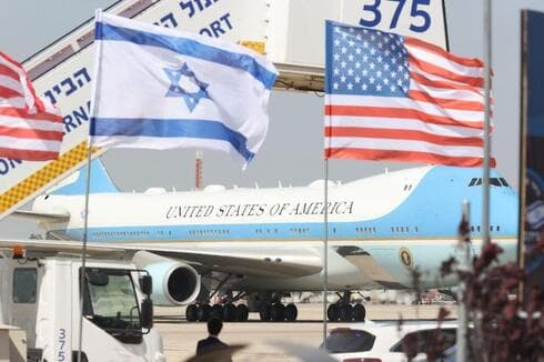 Banderas israelíes y estadounidenses. De fondo, el Air Force One. 