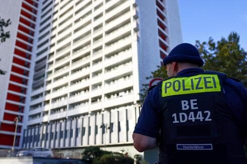 Un agente de policía de guardia durante una redada contra neonazis en la parte este de Berlín, Alemania, 19 de septiembre de 2023. (EPA) Un agente de policía de guardia durante una redada contra neonazis en la parte este de Berlín, Alemania, 19 de septiembre de 2023.