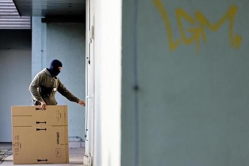 Un agente de policía de guardia durante una redada contra neonazis en la parte este de Berlín, Alemania, 19 de septiembre de 2023. (EPA) Un agente de policía de guardia durante una redada contra neonazis en la parte este de Berlín, Alemania, 19 de septiembre de 2023.