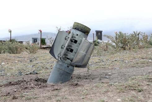 Archivo. Un cohete lanzado por las fuerzas azerbaiyanas cayó en Nagorno-Karabaj durante los combates con Armenia. (Reuters) Archivo. Un cohete lanzado por las fuerzas azerbaiyanas cayó en Nagorno-Karabaj durante los combates con Armenia.