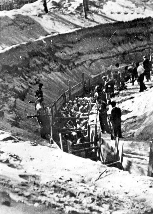 Judíos llevados al lugar del asesinato en Ponary, junio-julio de 1941. 