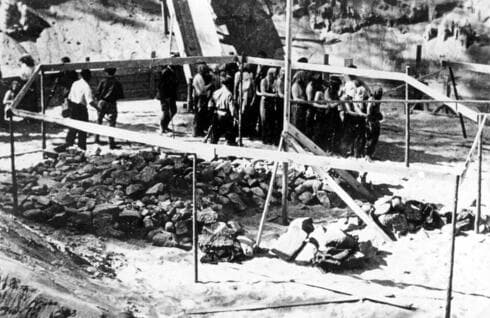 Judíos con la cabeza cubierta llevados al lugar del asesinato en Ponary por miembros de la milicia lituana, 1941. (Yad Vashem) Judíos con la cabeza cubierta llevados al lugar del asesinato en Ponary por miembros de la milicia lituana, 1941.