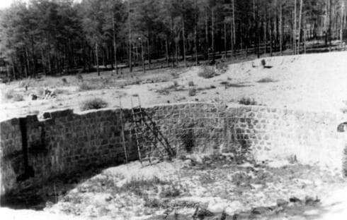 Una de las fosas de Ponary, originalmente preparada para almacenar combustible, pero que se utilizó para asesinar a los judíos de Vilna y alrededores. (Yad Vashem) Una de las fosas de Ponary, originalmente preparada para almacenar combustible, pero que se utilizó para asesinar a los judíos de Vilna y alrededores.