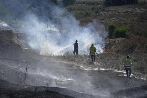 Extinción de incendios en la región de Eshkol tras los globos incendiarios. 