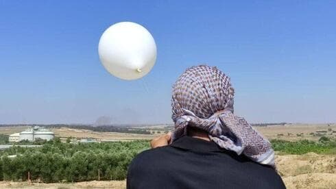 Foto publicada por los palestinos en el momento del lanzamiento de un globo incendiario. (Ynet) Foto publicada por los palestinos en el momento del lanzamiento de un globo incendiario.