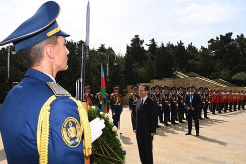 El presidente Isaac Herzog deposita coronas de flores en la tumba del tercer presidente de Azerbaiyán y en el monumento Shahidlar en Bakú. (GPO) El presidente Isaac Herzog deposita coronas de flores en la tumba del tercer presidente de Azerbaiyán y en el monumento Shahidlar en Bakú.