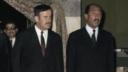El presidente sirio Hafez al-Assad y el presidente egipcio Anwar al-Sadat.