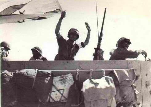 Soldados enarbolando la bandera israelí camino a Damasco. 