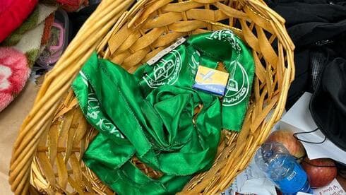 Bandera de Hamás encontrada entre los efectos personales de estudiantes sospechosos de terrorismo. 