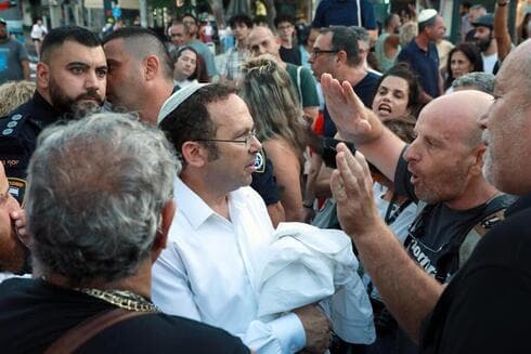 Vecinos se enfrentan a los organizadores del rezo de Yom Kippur segregado por sexos en la plaza Dizzengoff de Tel Aviv. (Dana Kopel) Vecinos se enfrentan a los organizadores del rezo de Yom Kippur segregado por sexos en la plaza Dizzengoff de Tel Aviv.