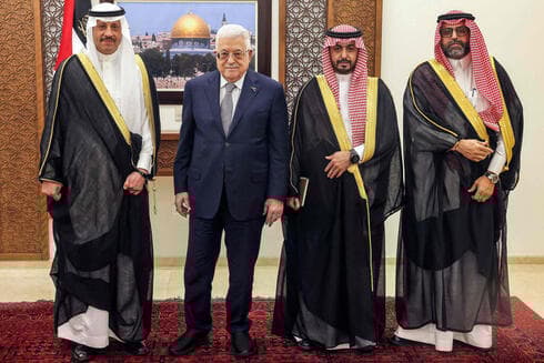 El embajador saudí de visita en Ramala.