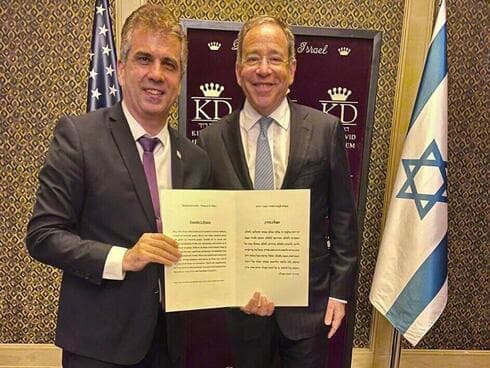 El entonces embajador de EE.UU. en Israel, Tom Nides, y el ministro de Asuntos Exteriores, Eli Cohen, con el Memorando de Entendimiento sobre el programa de Exención de Visado. (Ministerio de Asuntos Exteriores) El entonces embajador de EE.UU. en Israel, Tom Nides, y el ministro de Asuntos Exteriores, Eli Cohen, con el Memorando de Entendimiento sobre el programa de Exención de Visado.