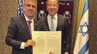 El entonces embajador de EE.UU. en Israel, Tom Nides, y el ministro de Asuntos Exteriores, Eli Cohen, con el Memorando de Entendimiento sobre el programa de Exención de Visado.