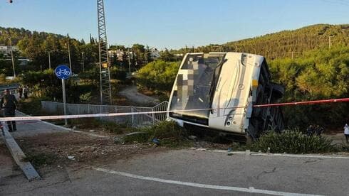 El autobús escolar rodó en una zanja en el lado de la ruta 38 cerca de Beit Shemesh. (Redes Sociales) El autobús escolar rodó en una zanja en el lado de la ruta 38 cerca de Beit Shemesh.