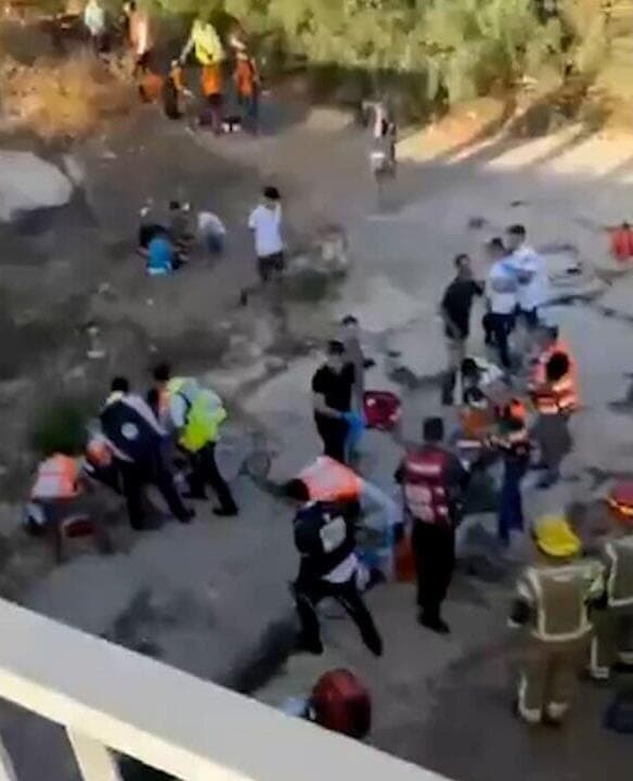 El autobús escolar rodó en una zanja en el lado de la ruta 38 cerca de Beit Shemesh. (Redes sociales) El autobús escolar rodó en una zanja en el lado de la ruta 38 cerca de Beit Shemesh.