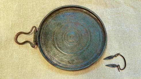 El espejo de bronce encontrado.