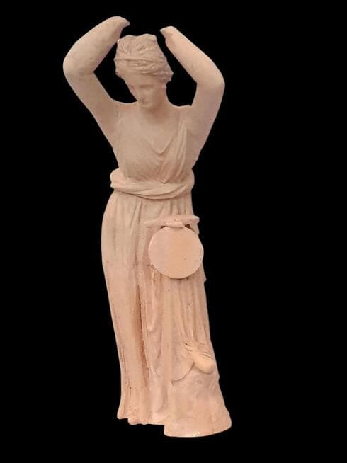 Figura helenística con una hetaera. 