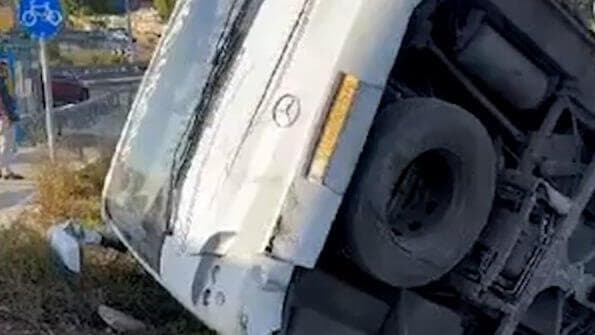 El autobús escolar rodó en una zanja en el lado de la ruta 38 cerca de Beit Shemesh.