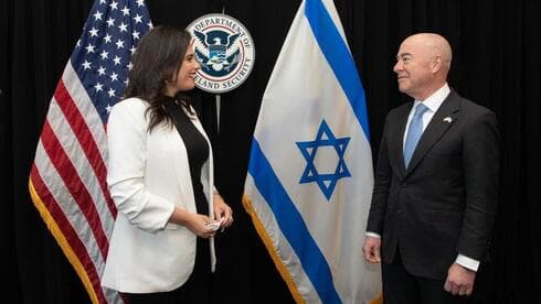 La entonces ministra del Interior, Ayelet Shaked, con el secretario de Seguridad Interior Alejandro Mayorkas.
