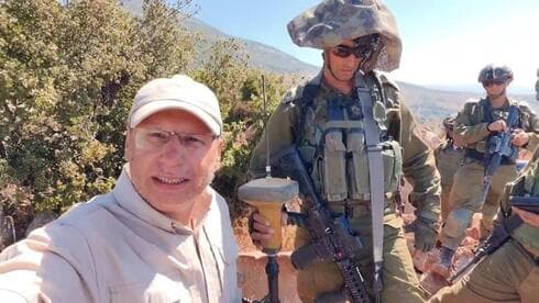 Ali Shuaib rodeado de soldados israelíes. 